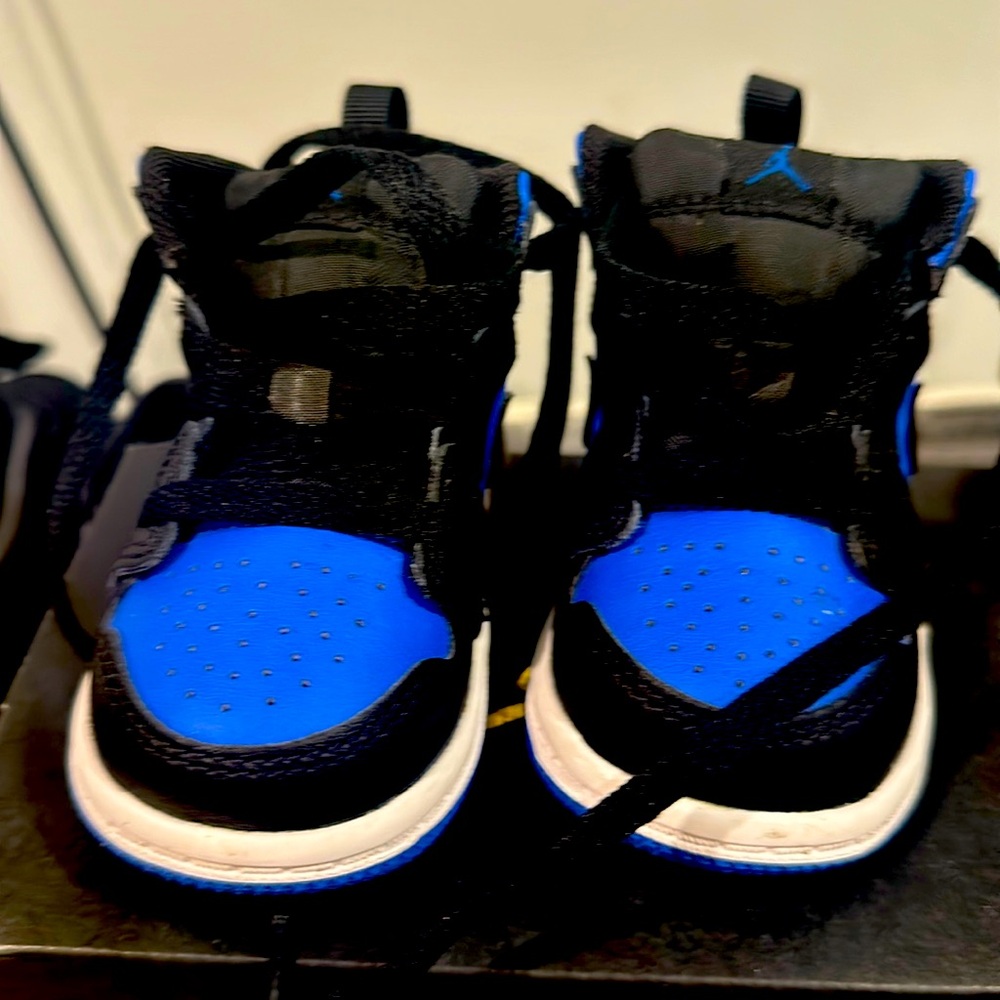 Jordan Retro 1, MID 
Size 4C ( little kid)!
Fresh
Like new 
Box like brand new